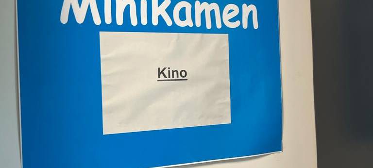 Mini-Kamen: 250 Kinder spielen eine Stadt nach