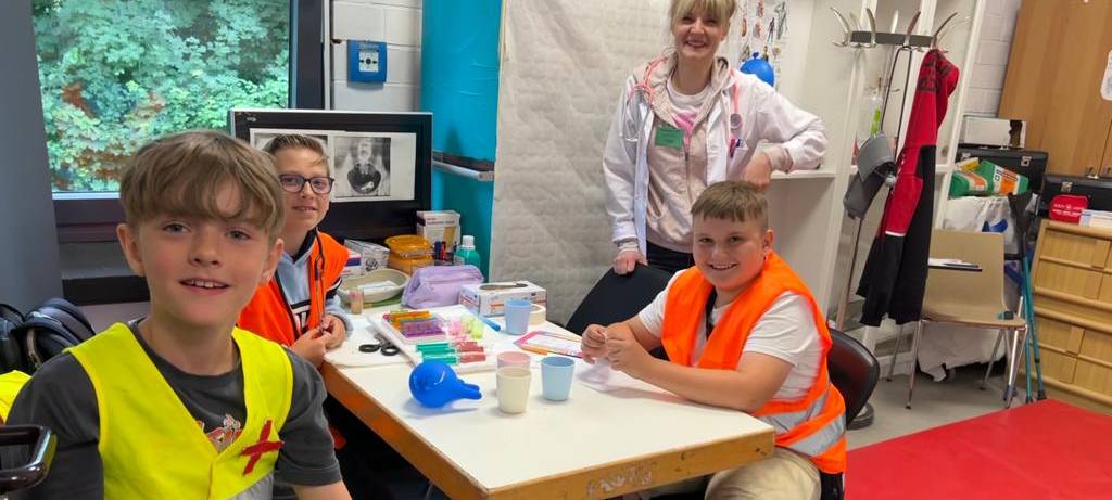 Mini-Kamen: 250 Kinder spielen eine Stadt nach