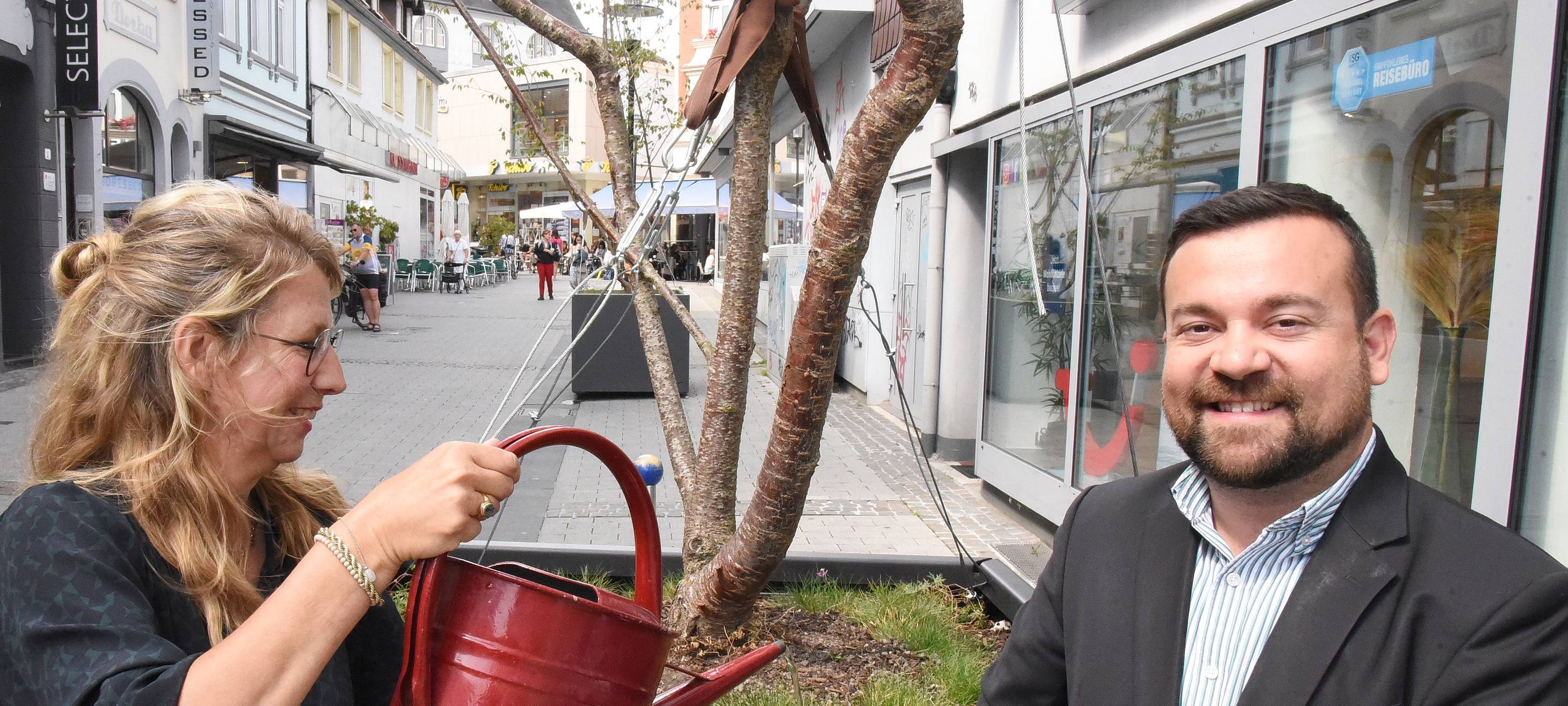 Bürgermeister Dimitrios Axourgos und seine Mitarbeiterin Katja Freudenberger machten sich in der Fußgängerzone ein Bild von den neuen Pflanzkübeln.