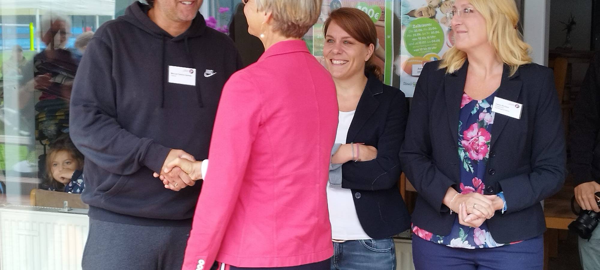 Schulministerin bei den Holzwickeder Elchen
