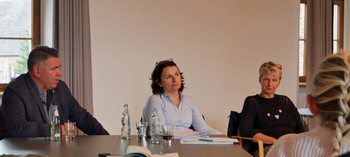 Landrat Mario Löhr (l.) war gemeinsam mit Katja Schuon, Leiterin des Fachbereichs Familie und Jugend, sowie Christine Anetsberger (r.), Sachgebietsleiterin Kindertagesbetreuung und wirtschaftliche Hilfen, zu einer Diskussionsrunde mit Elternvertretern gekommen.