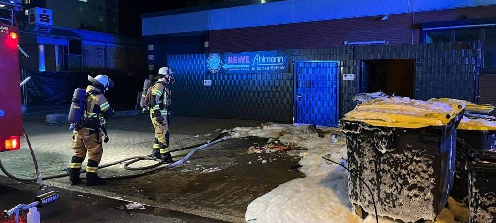 Die Feuerwehr löschte brennende Müllcontainer mit Schaum.