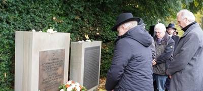 Der stellvertretende Landrat Martin Wiggermann (r.) und Bürgermeister Dirk Wigant legten Kränze am Denkmal für die jüdischen Opfer des Naziregimes in Unna nieder.