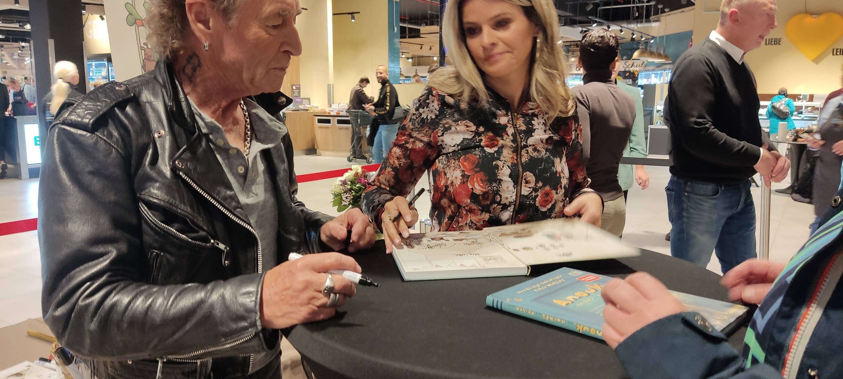 Unna: Autogrammstunde von Peter Maffay