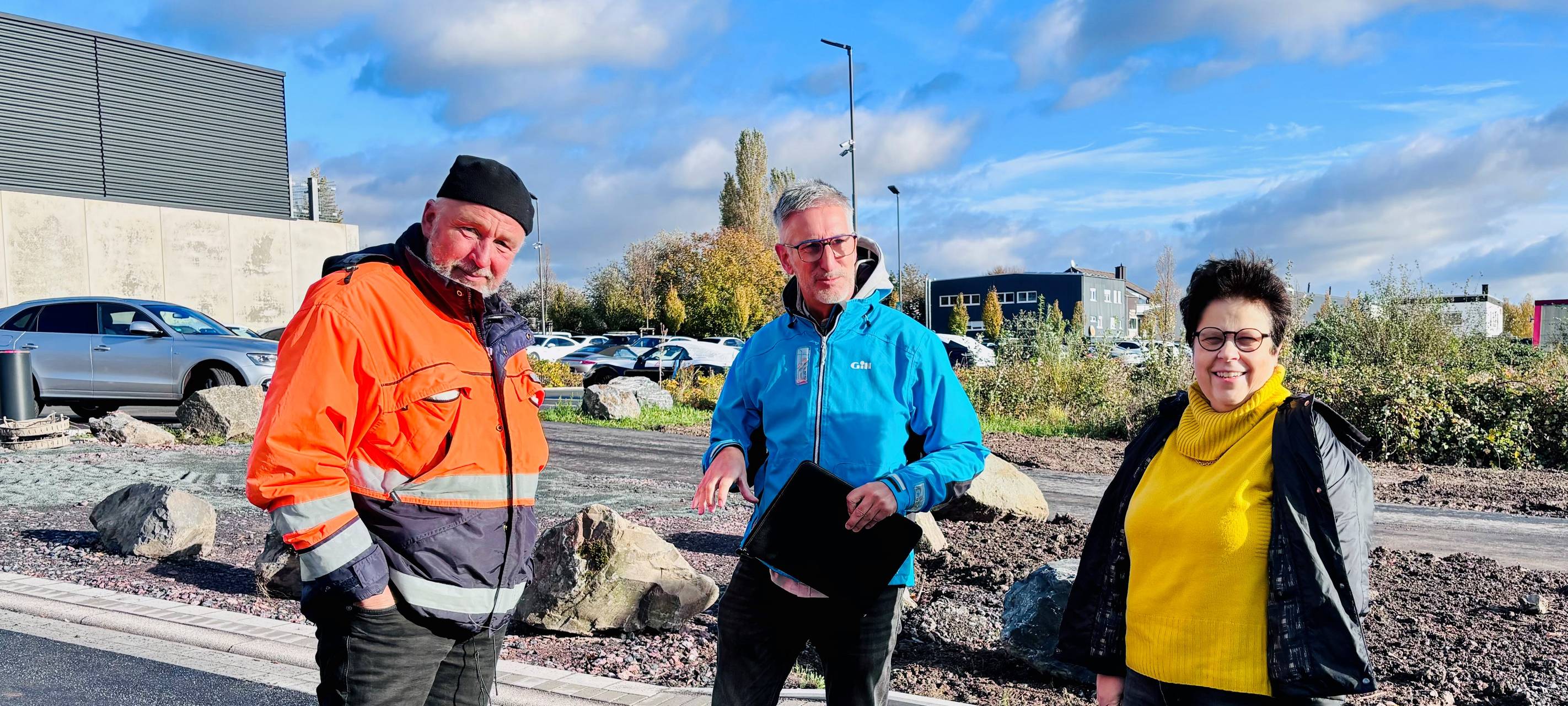 Thomas Vogel (v.l.n.r.) von der Hugo Schneider GmbH, Michael Schiller vom gleichnamigen Ingenieurbüro und Dr. Petra Bergmann von der WFG inspizierten jetzt die neue Straße.