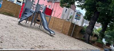 Der Spiel- und Aufenthaltsbereich im östlichen Teil des Platzes an der Schulstraße soll bleiben, schlägt die Stadtverwaltung der Politik vor.