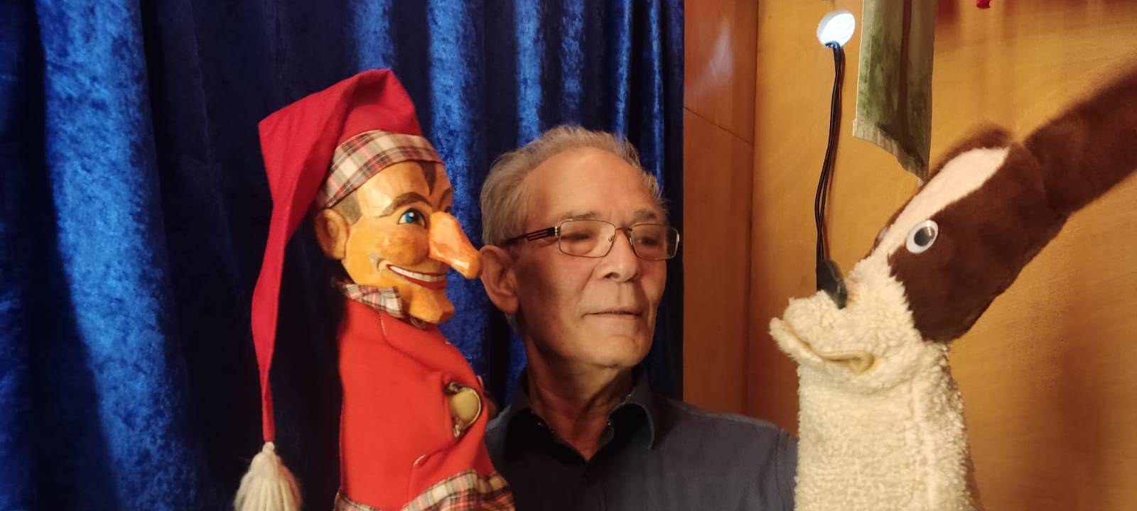 Im 48. Jahr auf dem Weihnachtsmarkt Unna: Puppenspieler Jonni Krause