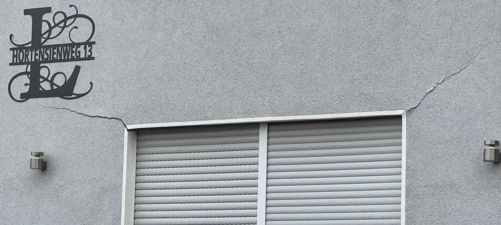 Hortensienweg in Unna: Dauerregen soll der Grund für krasse Risse in Wohnhäusern sein