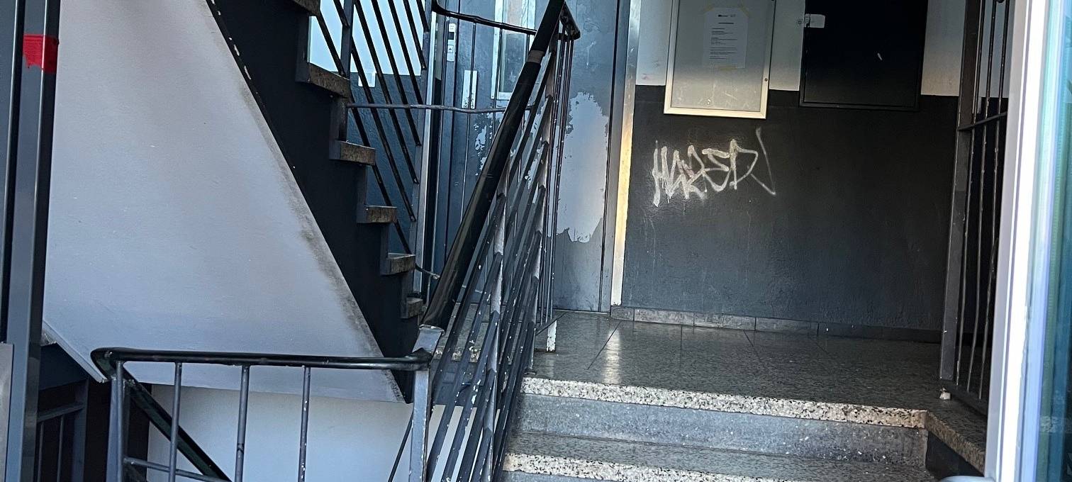 Ohne Strom und Gas: Bewohner halten an "unbewohnbarem Haus" in Kamen fest