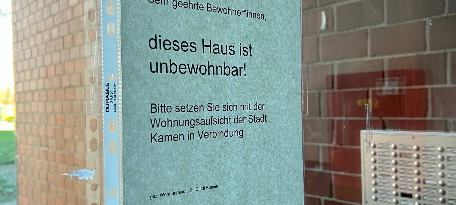 Ohne Strom und Gas: Bewohner halten an "unbewohnbarem Haus" in Kamen fest