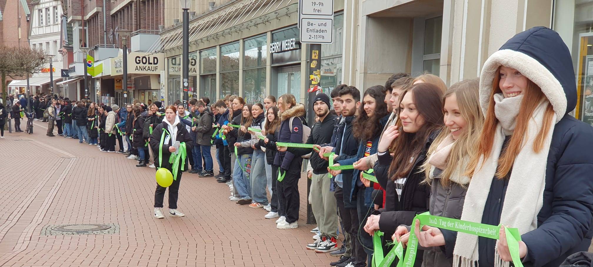 Schüler bilden Menschenkette durch die Lüner Innenstadt