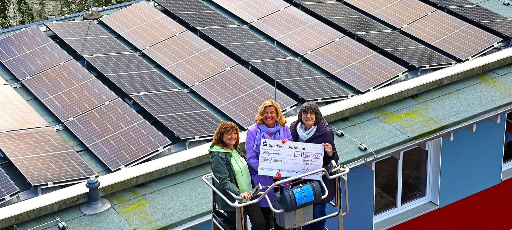 Der Förderscheck wurde in luftiger Höhe überreicht.