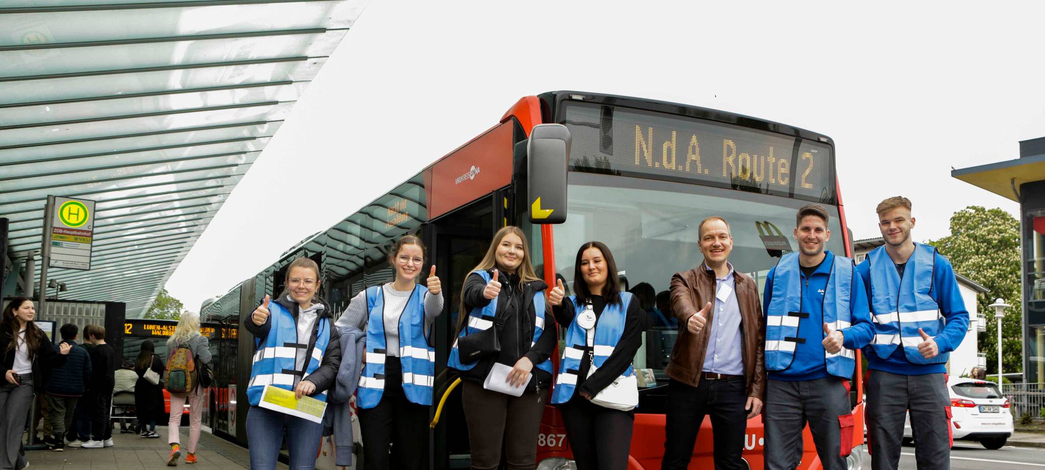 Shuttlebusse bringen Jugendliche zu den Betrieben - ein Bild aus einer früheren "Nacht der Ausbildung".