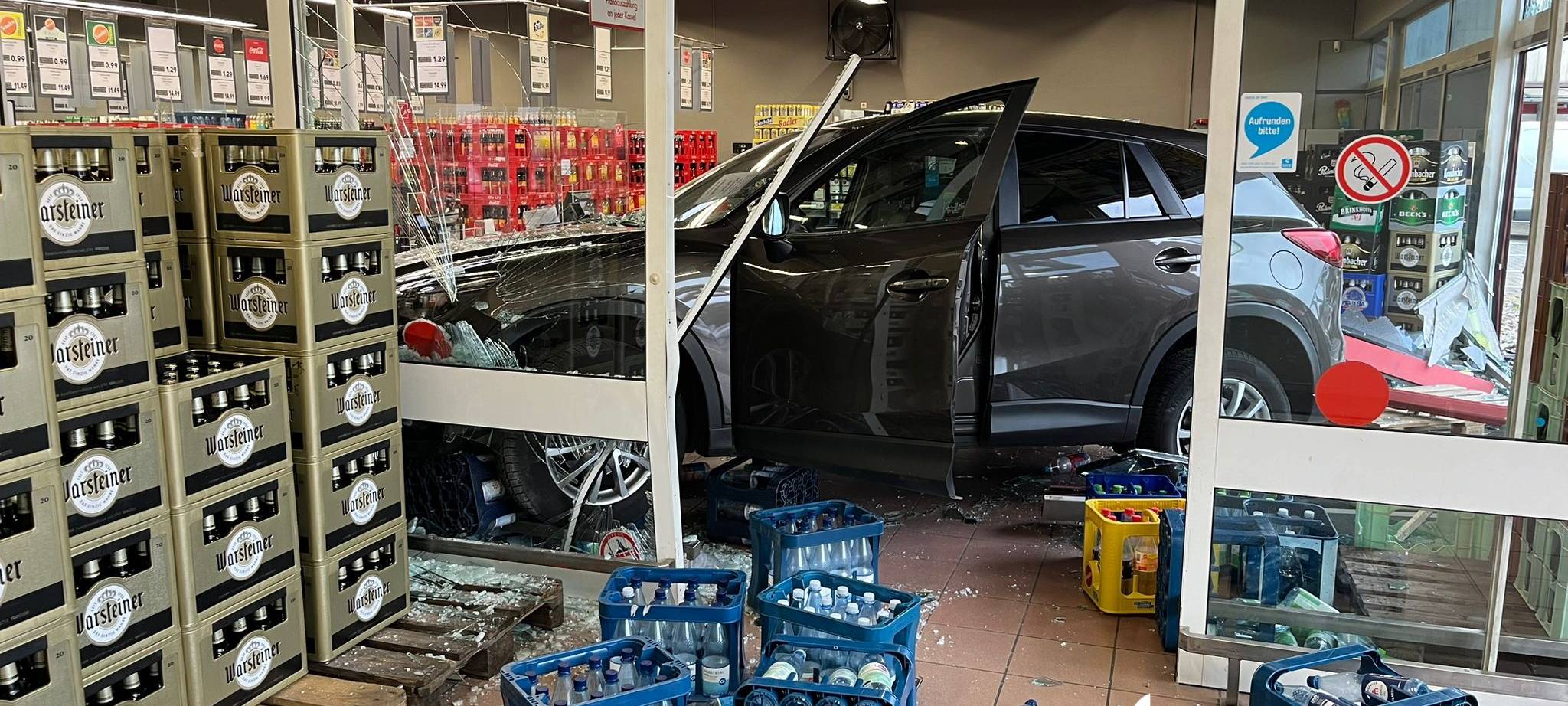 Auto fährt in Getränkemarkt in Kamen