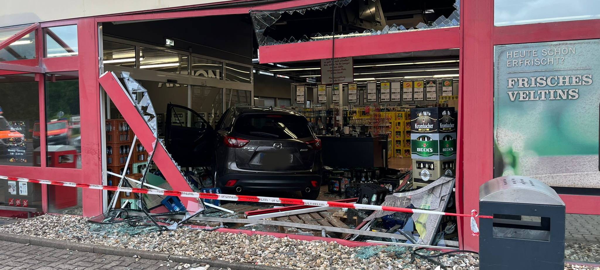 Auto fährt in Getränkemarkt in Kamen