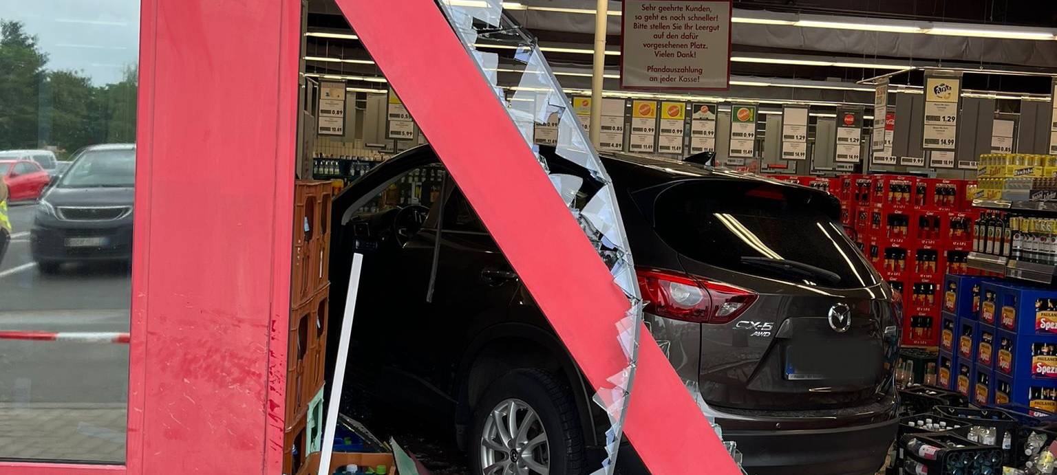 Auto fährt in Getränkemarkt in Kamen