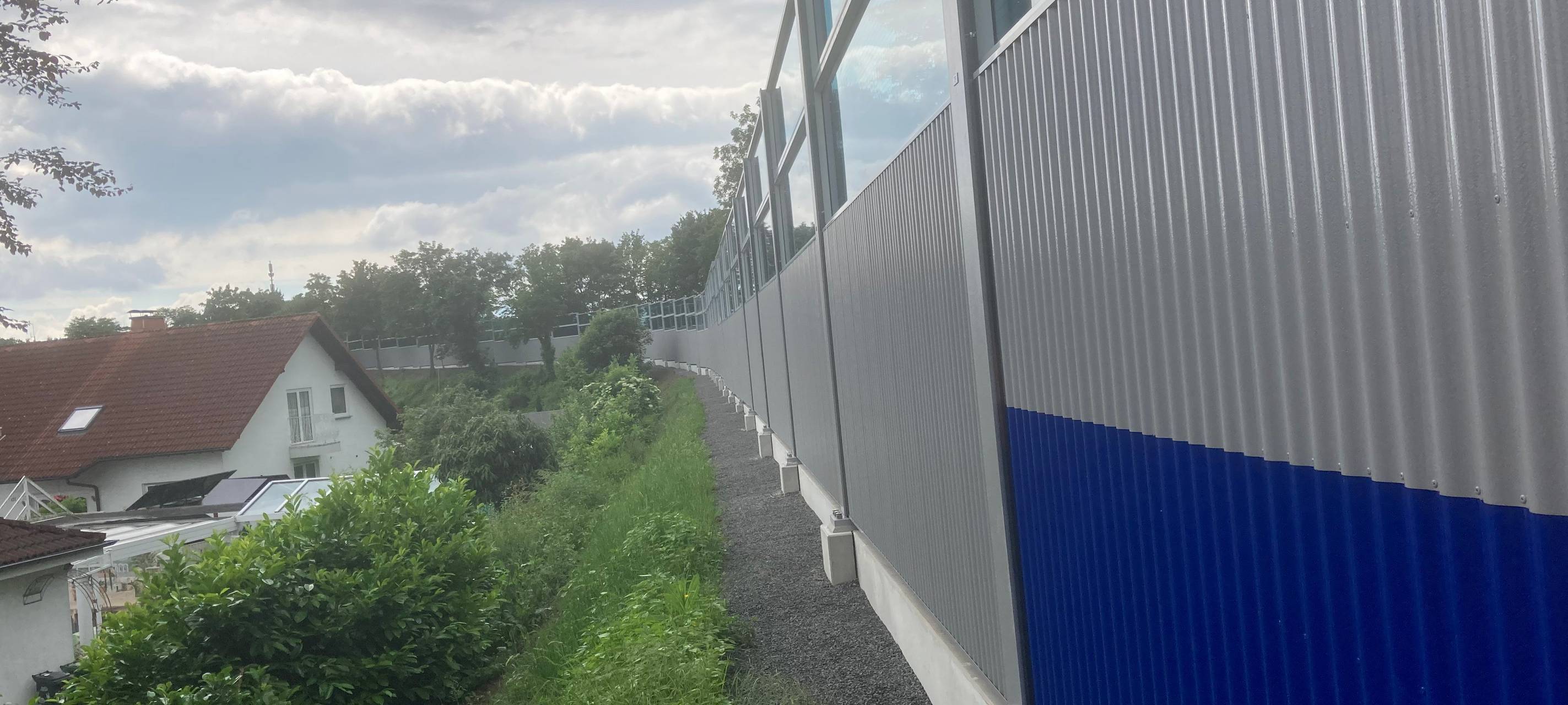 Die Lärmschutzwand an dem Wohngebiet Am Kastanienhof ist in der vergangenen Woche fertiggestellt worden.