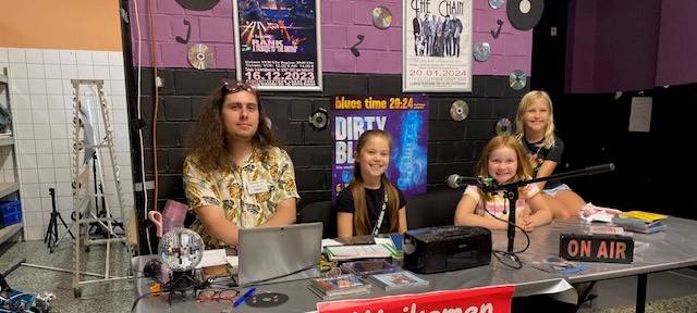 Mini-Kamen: 300 Kinder spielen eine Stadt nach