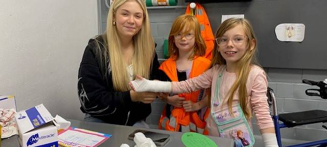 Mini-Kamen: 300 Kinder spielen eine Stadt nach