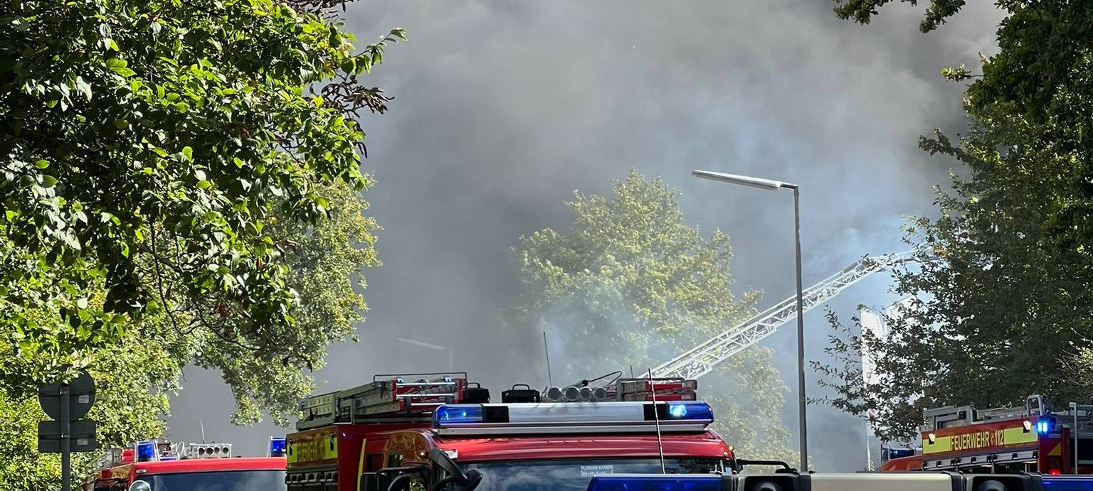 In Kamen brennt eine Lagerhalle.