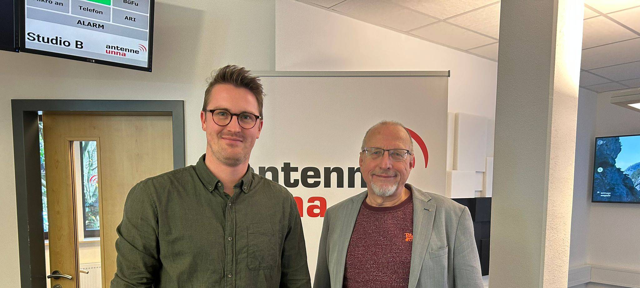 Bergkamens Ex-Bürgermeister Roland Schäfer zu Besuch bei Arwed Karschuck im Studio.