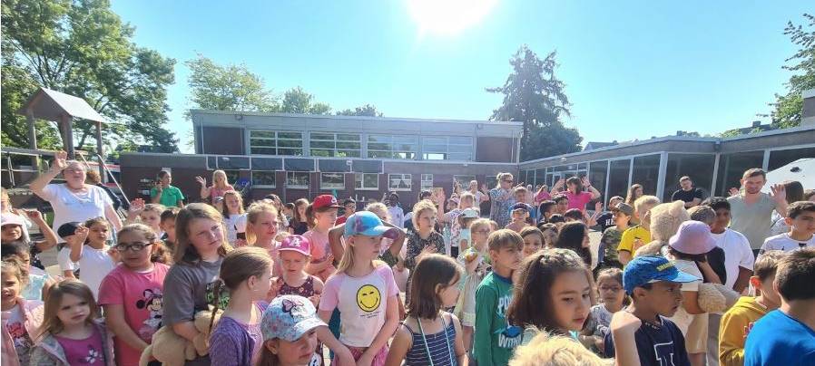 Holzwickede: Schulhof mit Sonnenschirm