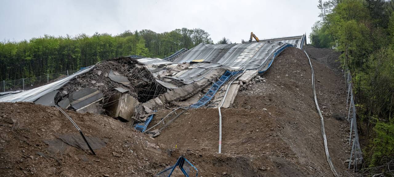 Die abgerissene Rahmedetalbrücke mit allen Einzelteilen ist in Schutt und Asche zu sehen.