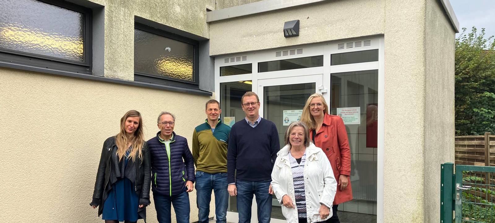 Der SPD-Bundestagsabgeordnete Oliver Kaczmarek (3.v.r.) bei der Besichtigung des Lehrschwimmbeckens im Herbst 2023.