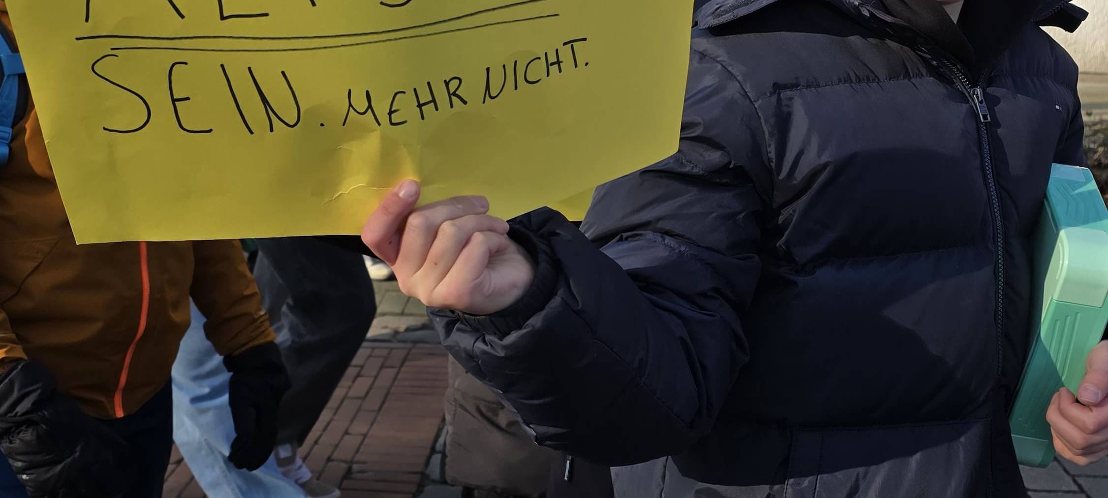 Jugendliche demonstrieren in Holzwickede für Demokratie