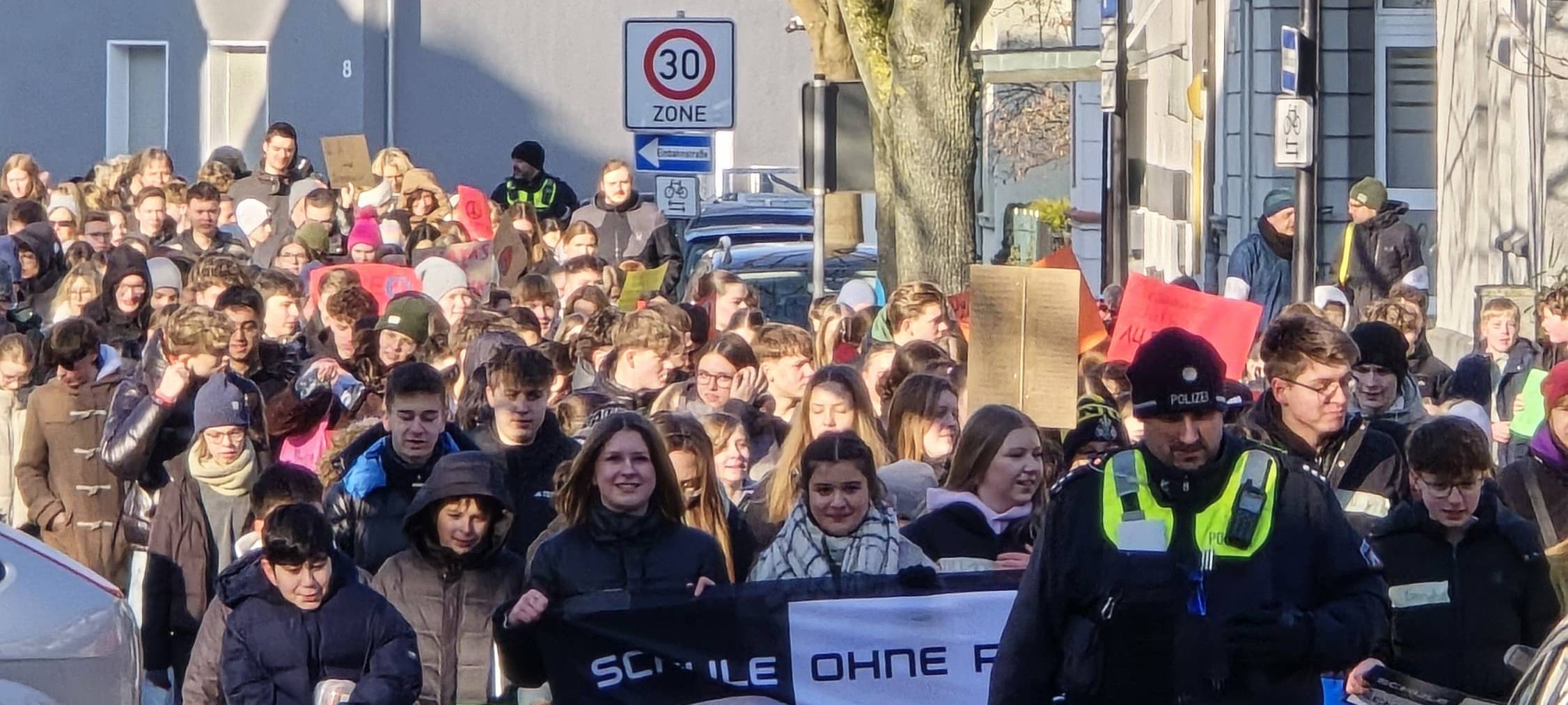 Jugendliche demonstrieren in Holzwickede für Demokratie