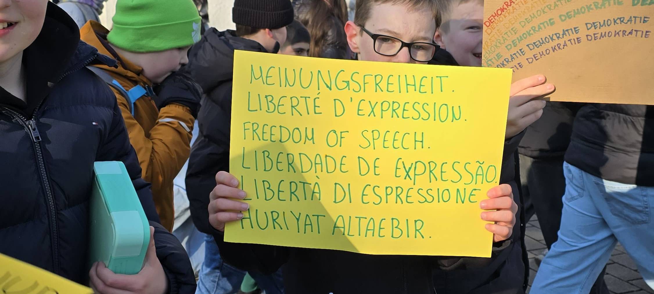 Jugendliche demonstrieren in Holzwickede für Demokratie