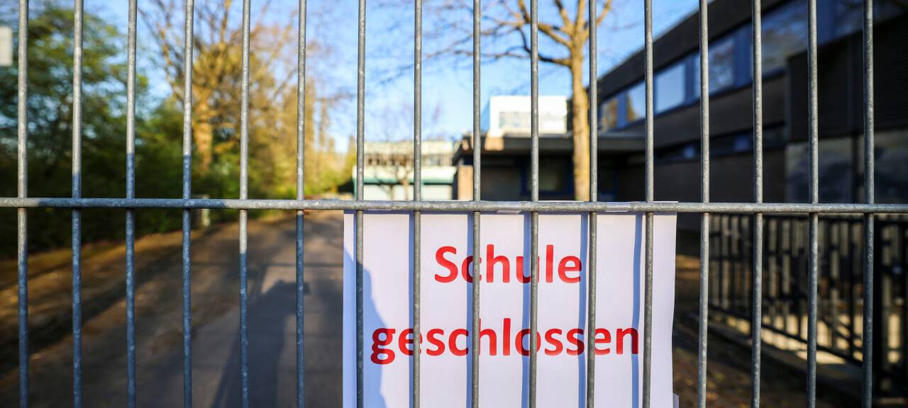 „Schule geschlossen“ steht am verschlossenen Tor der "Sekundarschule Am Biegerpark" in Duisburg-Huckingen.