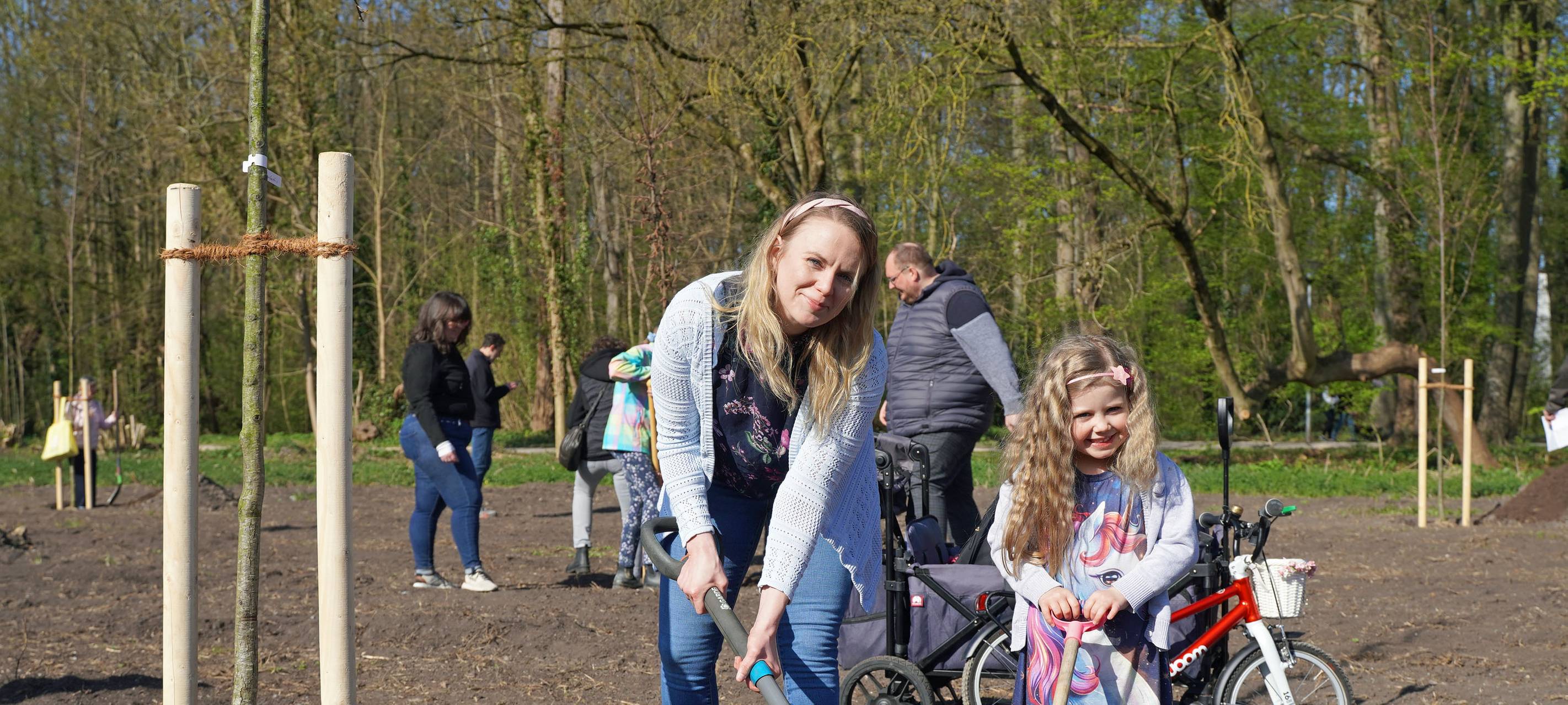Michelle und ihre Tochter Mia (5) pflanzen einen Baum im ersten Unnaer Bürgerwald.
