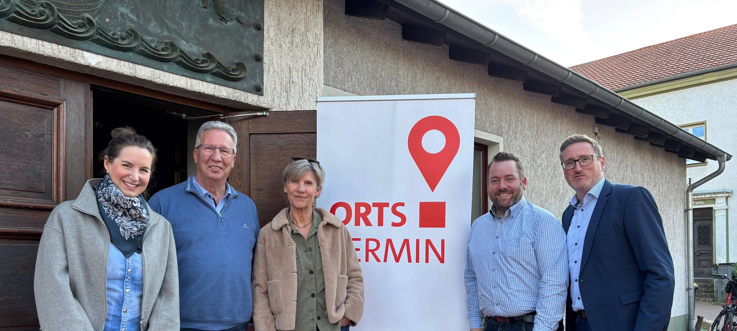 Sie begrüßten die Gäste am Eingang des Bürgerhauses: v.l. SPD-Kreistagskandidatin Nina Bartsch, Ortsvorsteher Klaus Tibbe, Ratsfrau und Vorsitzende des Jugendhilfeausschusses Ilka Essers, Benjamin Altmann und SPD-Chef Sebastian Laaser.