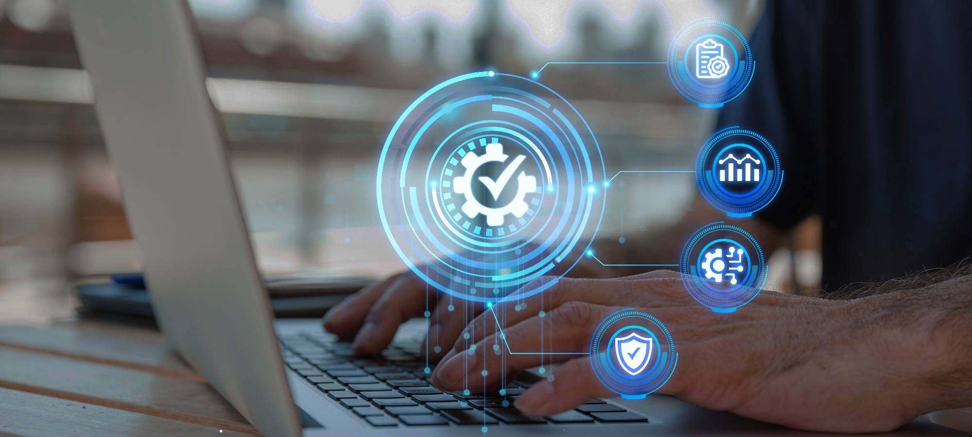 Hände am Laptop mit Datenschutz Symbol.