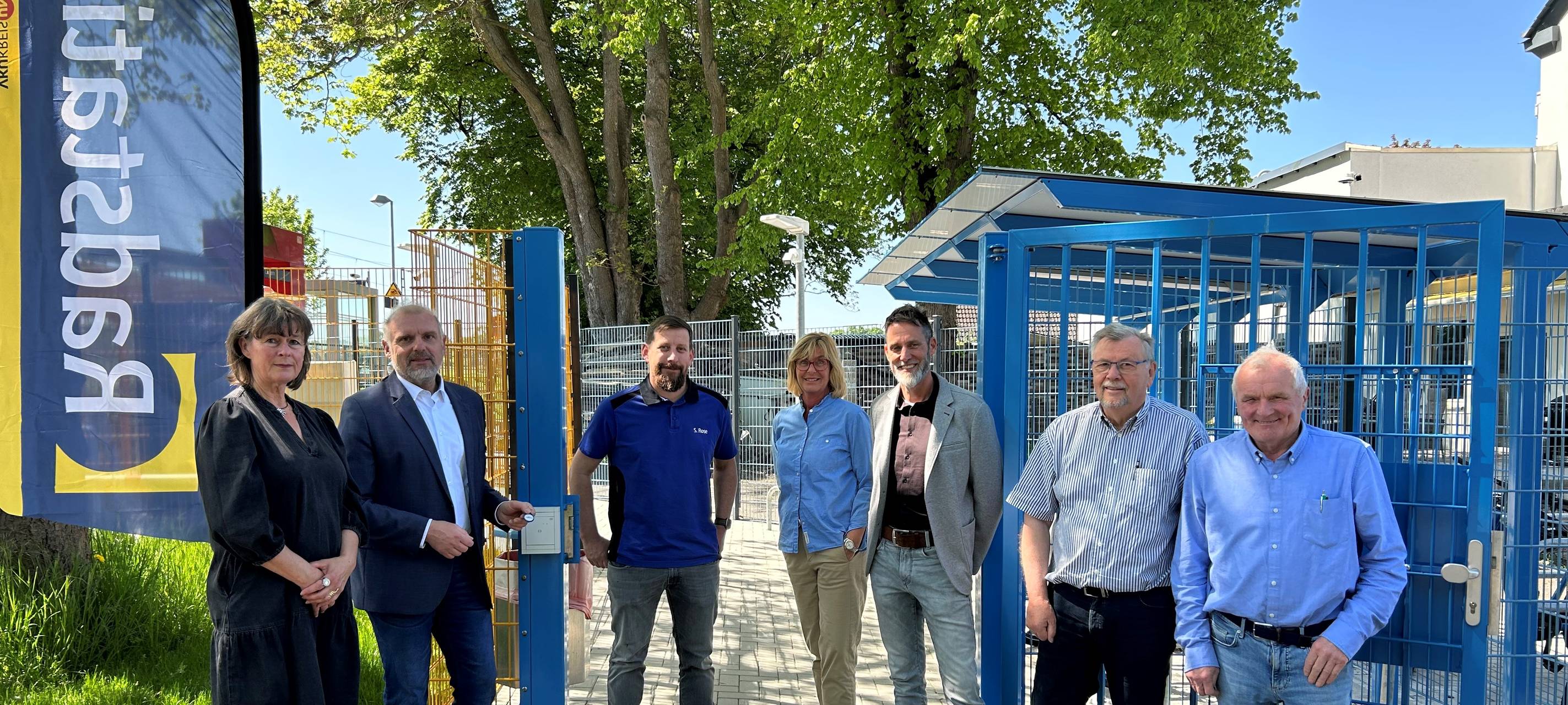 Die Vorsitzende des Bauausschusses, Renate Nick, Bürgermeister Dirk Wigant, Stefan Rose als Leiter der Radstation der DasDies Service GmbH, Sylvia Klemp (Tiefbauamt Kreisstadt unna), Volker Broeske (Technischer Dezernent Kreisstadt Unna), Wolfgang Rickert (Vorsitzender der Gesellschafterversammlung der (DasDies Service GmbH) und Lünerns Ortsvorsteher Werner Clodt (von links) bei der Eröffnung der Mobilstation in Unna-Lünern.