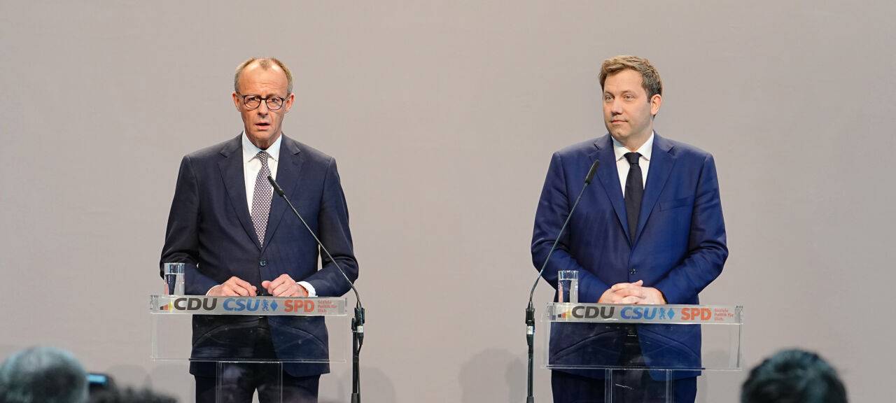 Friedrich Merz (links) und Lars Klingbeil (rechts) stehen nebeneinander und halten eine Pressekonferenz.