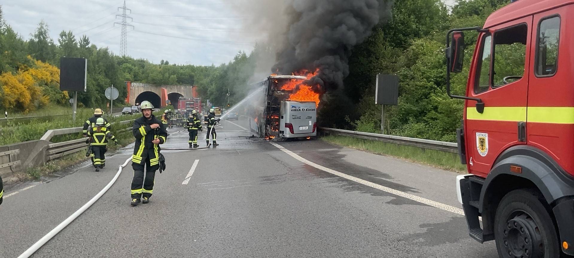 Schwerte: Brennender Bus auf der B236