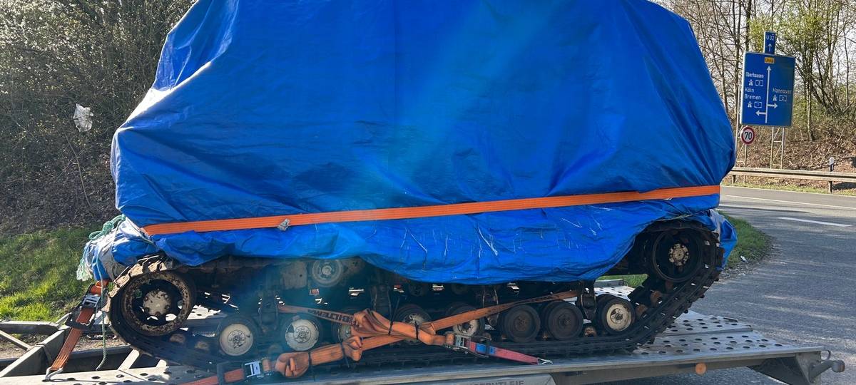 Fahrzeug aus dem zweiten Weltkrieg auf A2 bei Bönen unterwegs