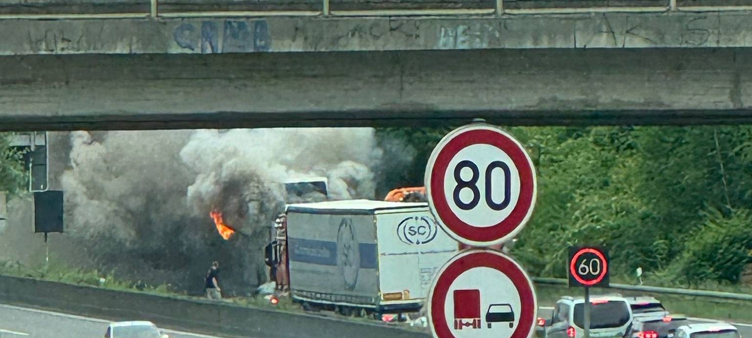 Schwerte: Brennender Bus auf der B236
