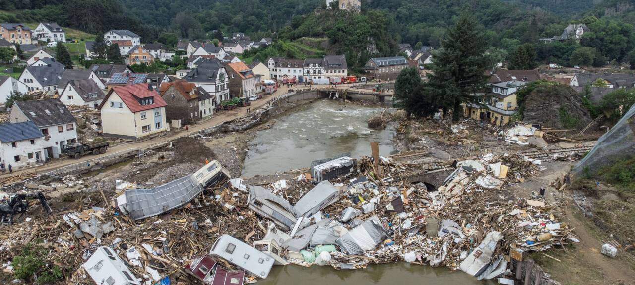 Meterhoch türmen sich nach der Ahrflut im Juli 2021 Wohnwagen, Gastanks und Schrott an einer Brücke in Altenahr-Kreuzberg