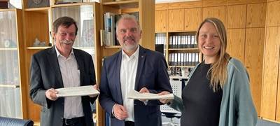 Martin Struck (l.) und Ronja Kossack übergaben Bürgermeister Dirk Wigant insgesamt 475 Unterschriften für den Erhalt des Bahnübergangs am Feldmühlenweg in Hemmerde.