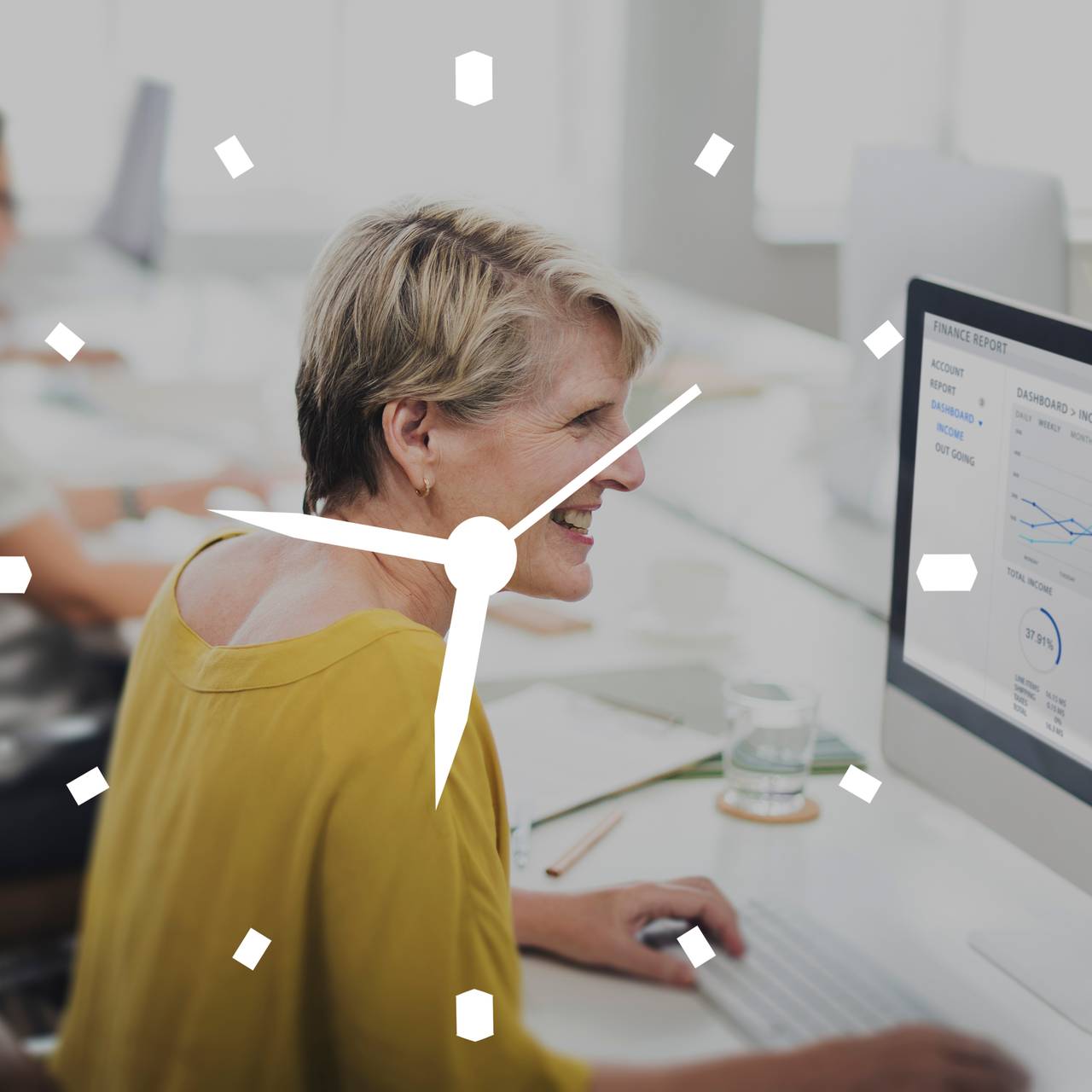 Frauen arbeiten im Büro am PC.