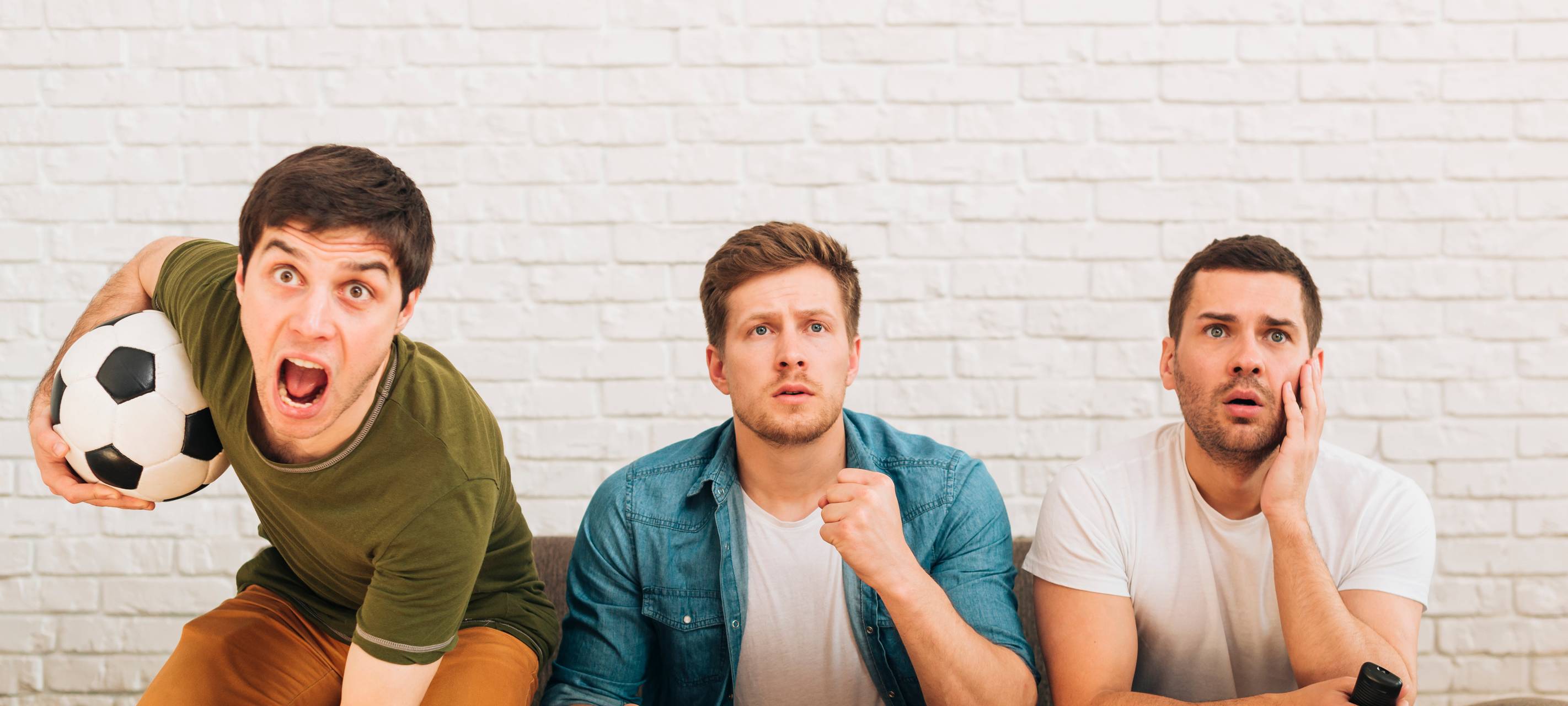 Männer schauen Fußballspiel im TV.