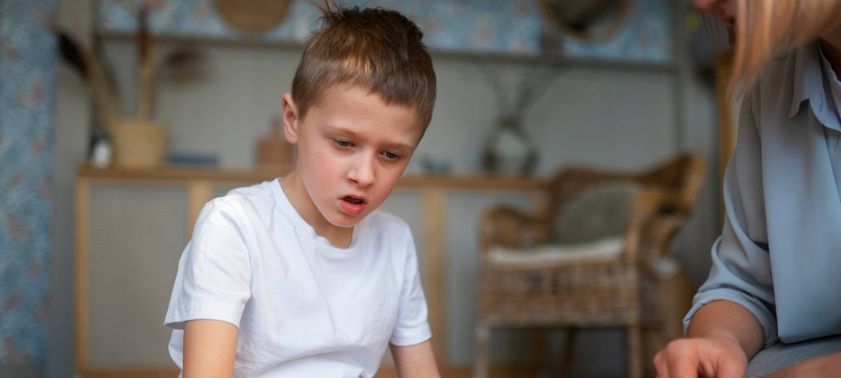 Mutter spielt mit autisischem Sohn