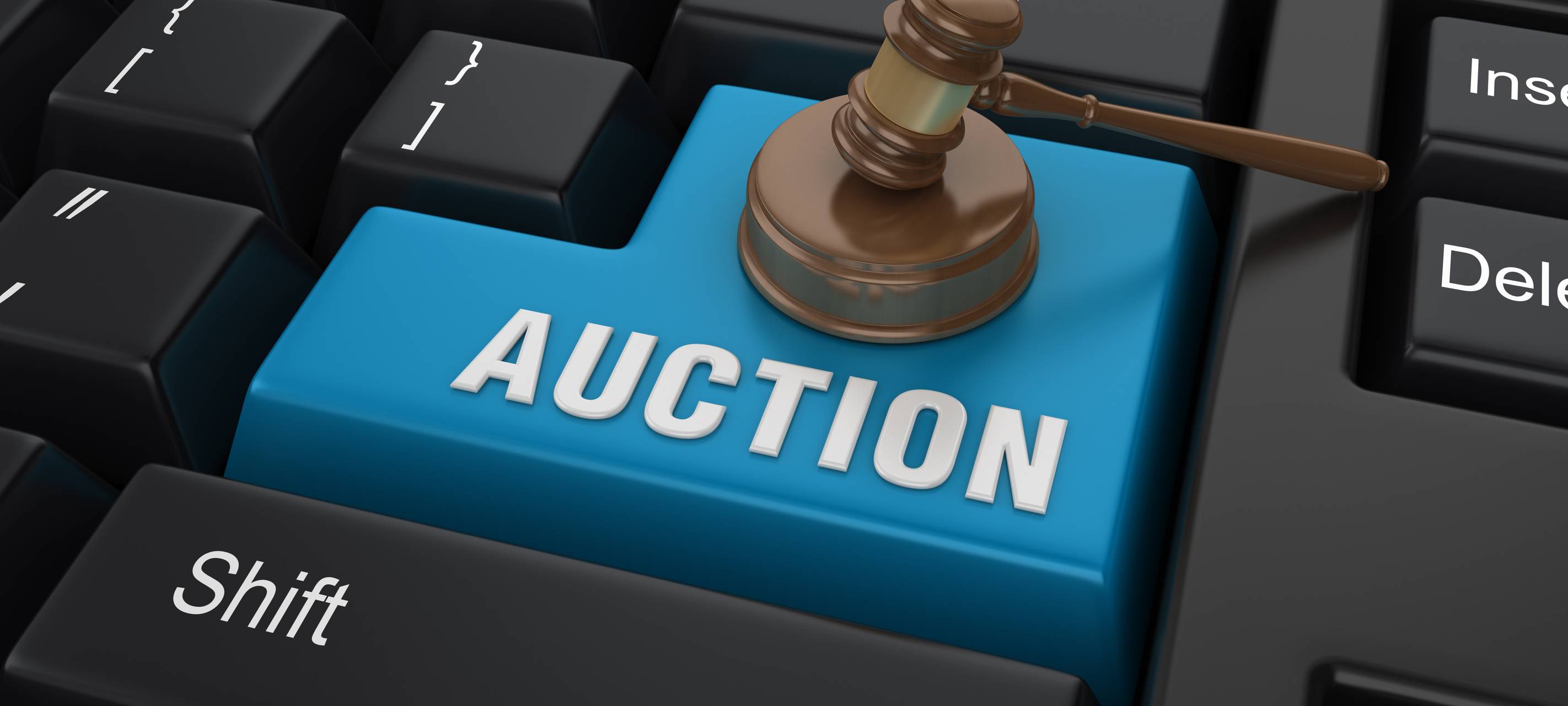 Auktion-Hammer auf Tastatur