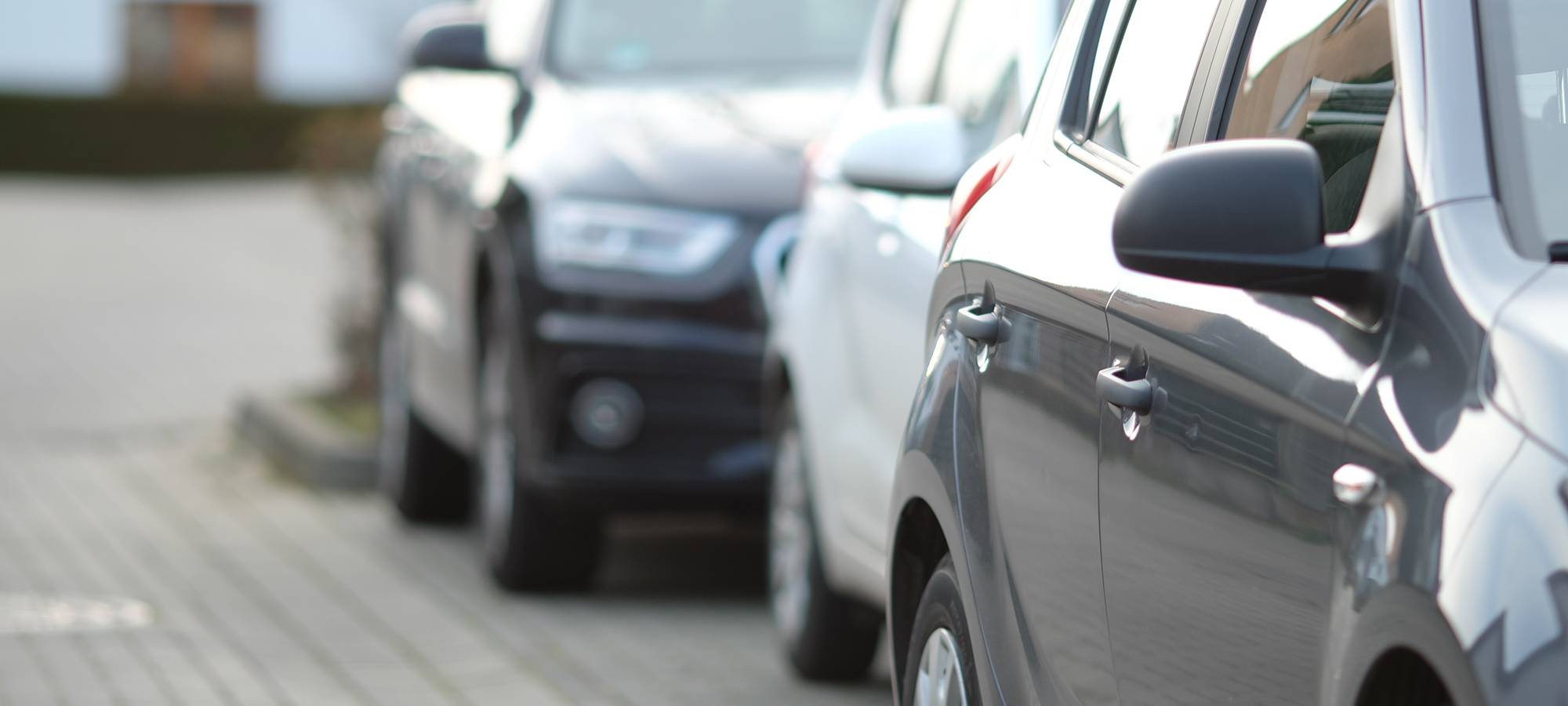 Auto steht im Parkverbot.