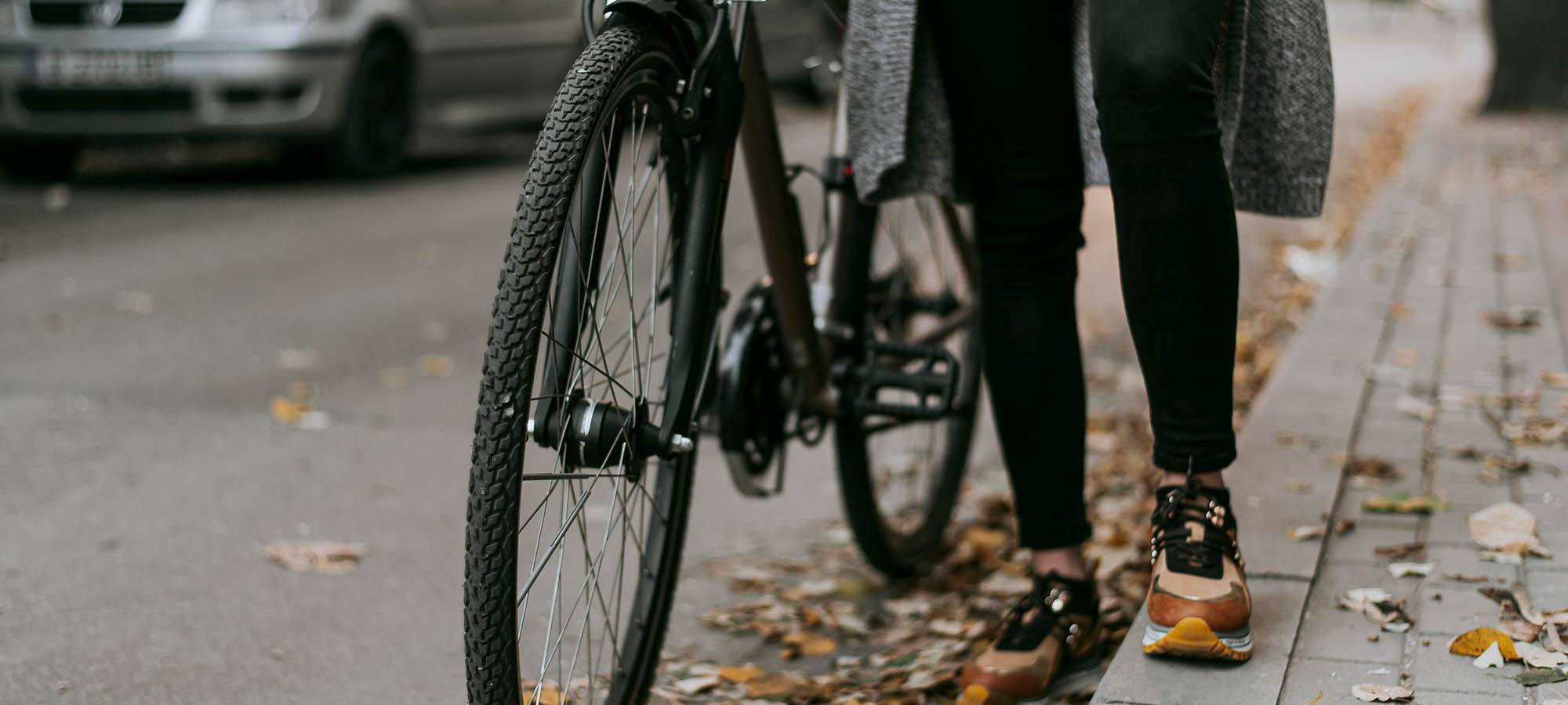 Symbolbild: Fahrradfahrerin auf der Straße