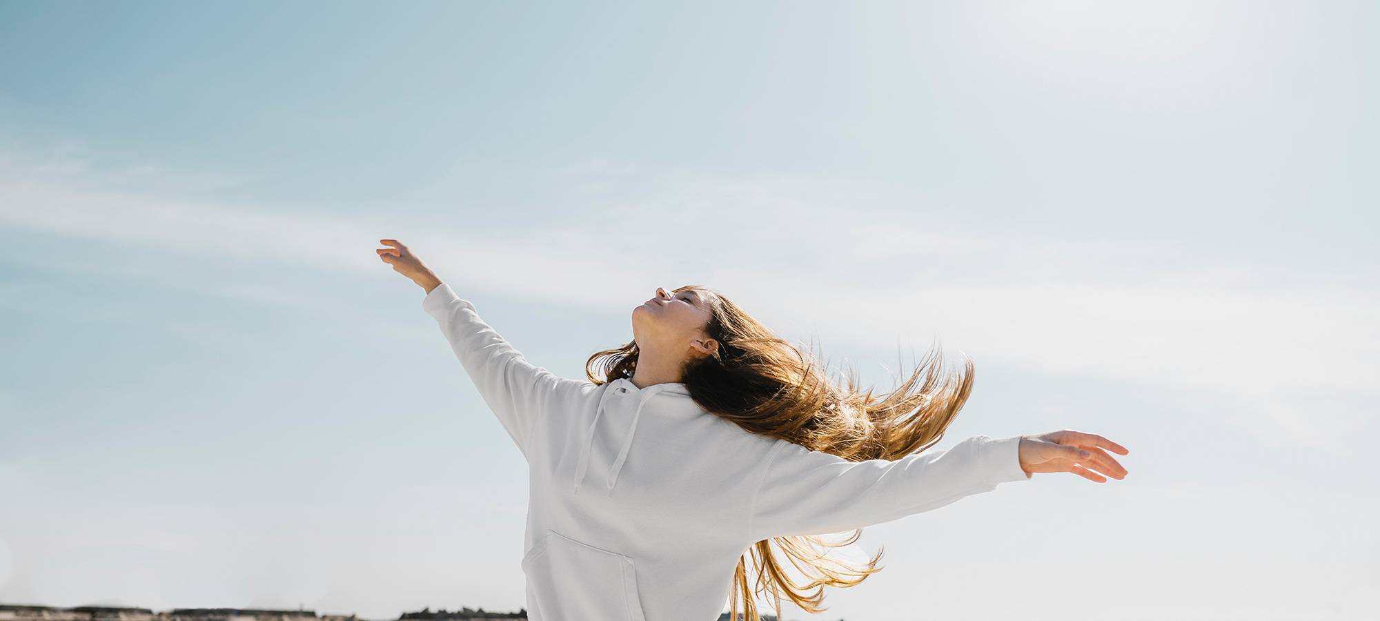 Frau draußen an der frischen Luft