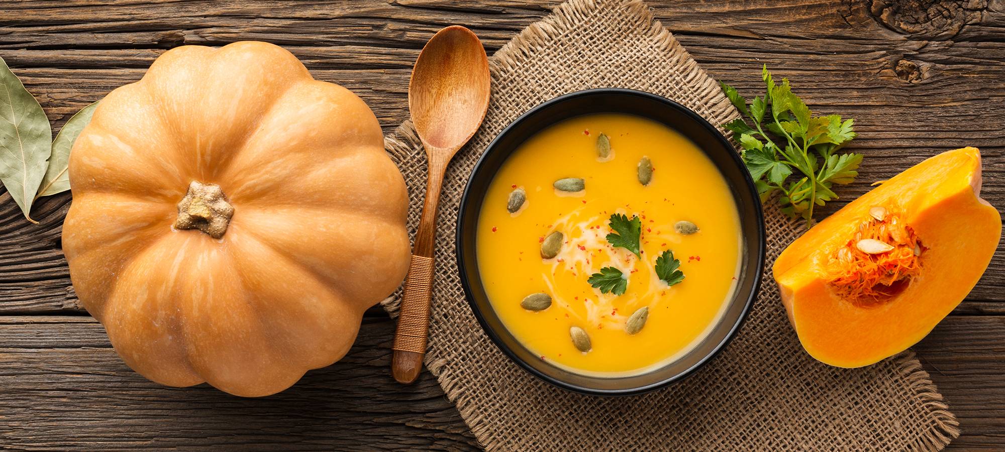 Kürbissuppe hübsch angerichtet.